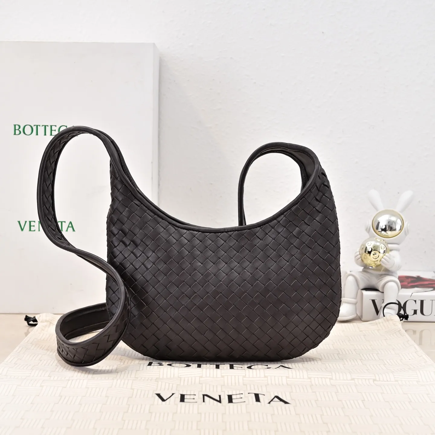 Batch 1660 BV intricate woven leather crossbody bag. Practical design. Made of soft cowhide weaving technology. The upper body has a high-end feel [Victory] zipper opening and closing method, which makes it more secure. It is light and comfortable to use. The crossbody shape is large enough and has full fashion attributes. ‼ ️Regardless of men and women, it is super versatile for any crowd or scene. Size: 27*17*2.5cm Model: 6918